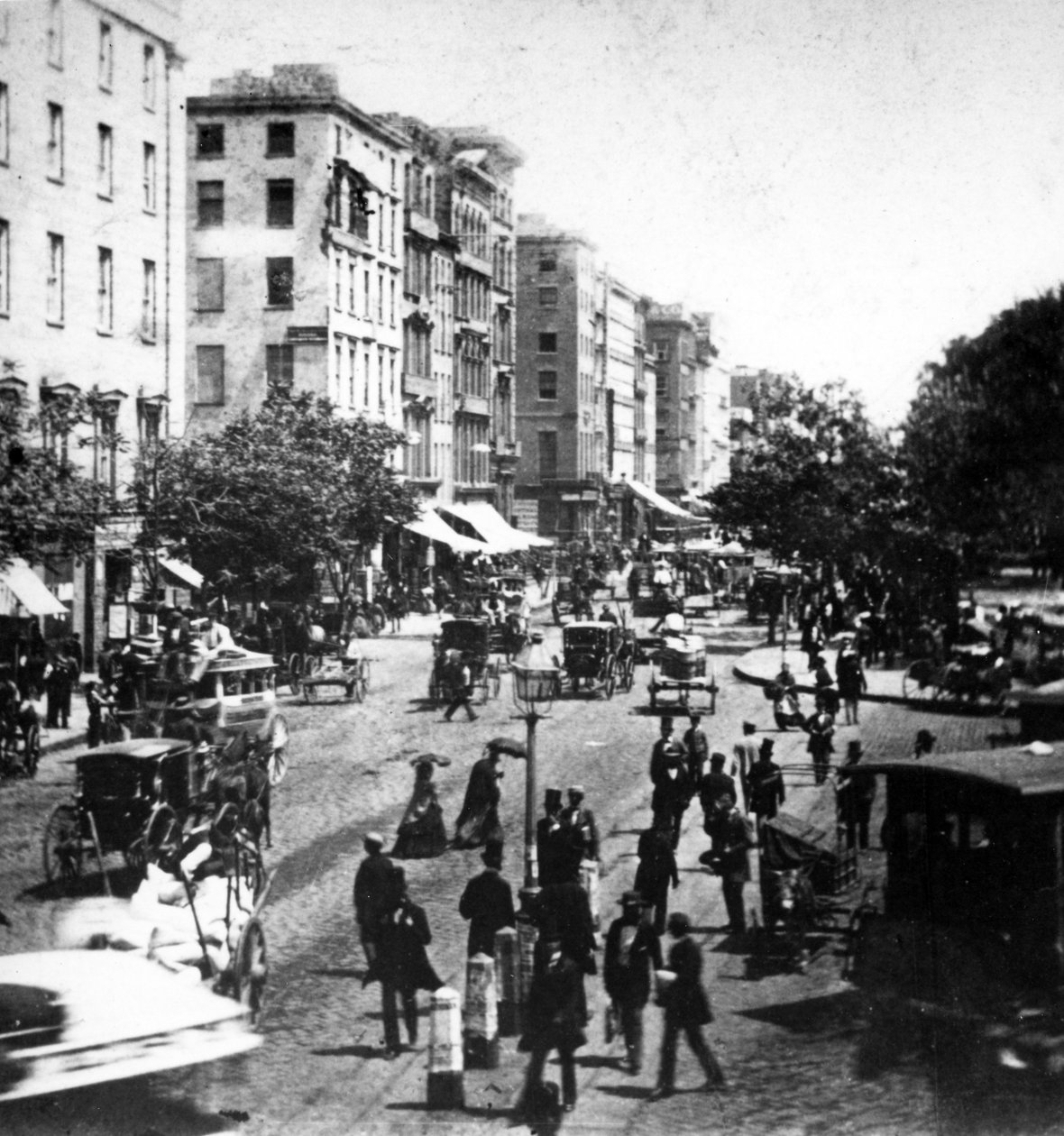 Uitzicht op Broadway vanaf Barnums Museum, ca. 1860s door American Photographer