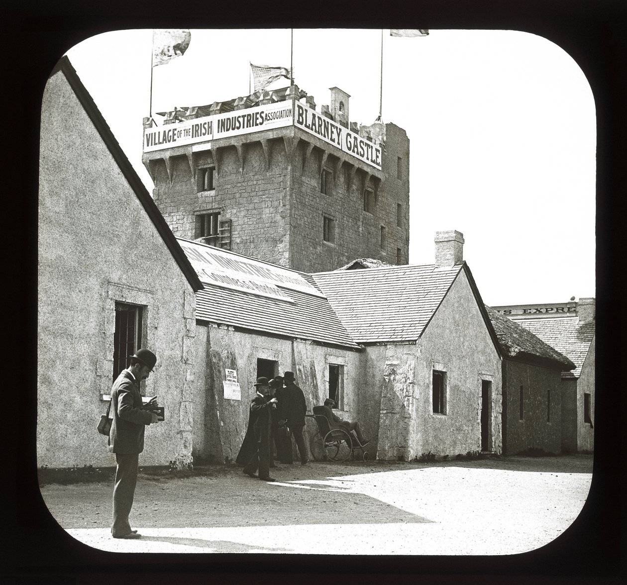 Wereldtentoonstelling: Iers Dorp, Chicago, 1893 door American Photographer