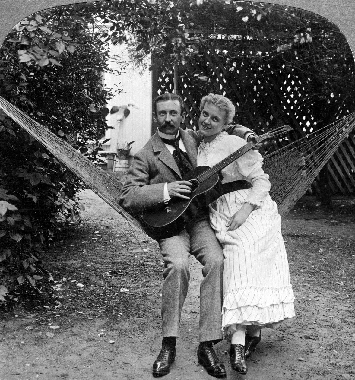 Het Muzikale Paar in de Hangmat door American Stereoscopic Company