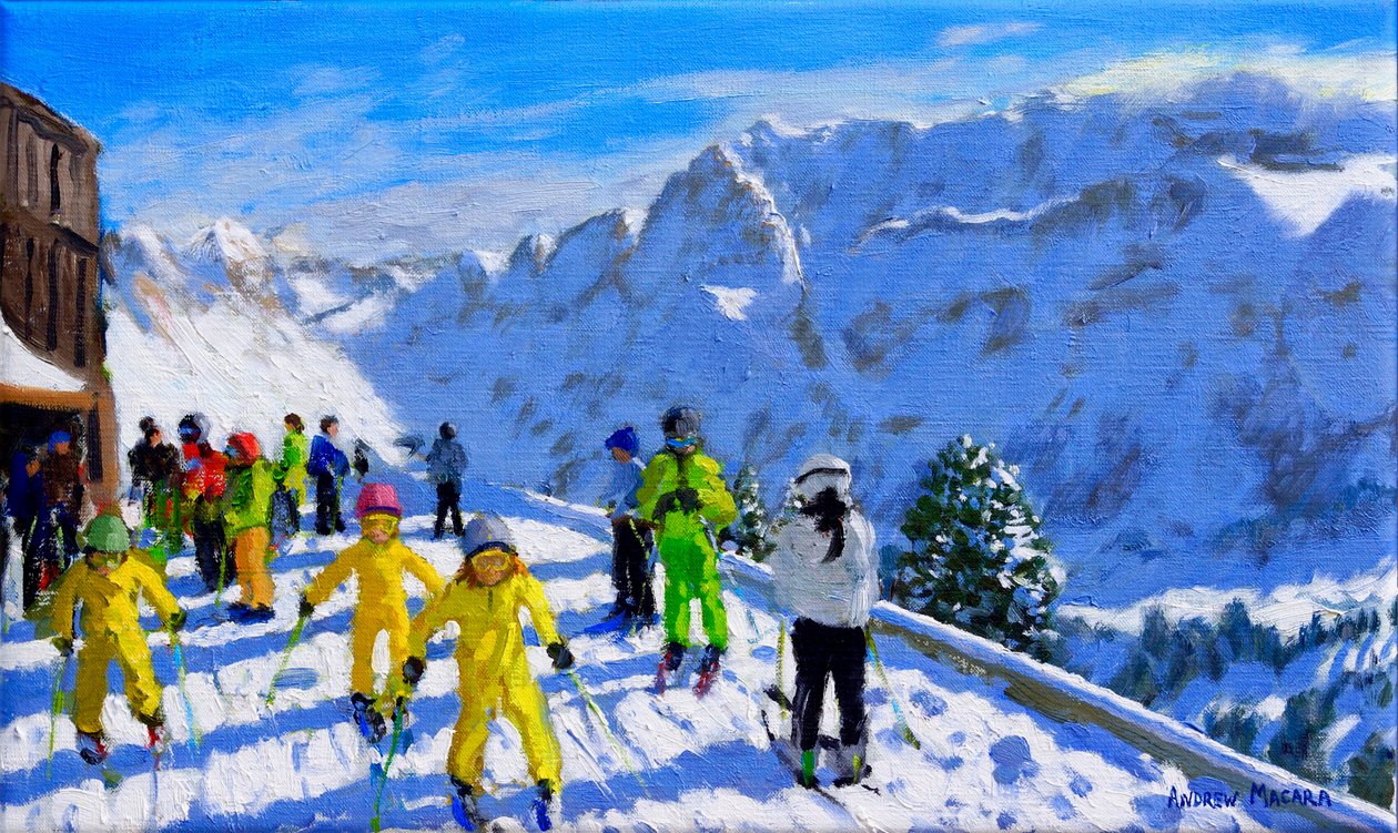 Jonge skiërs in geel, Val Gardena, Italië door Andrew Macara