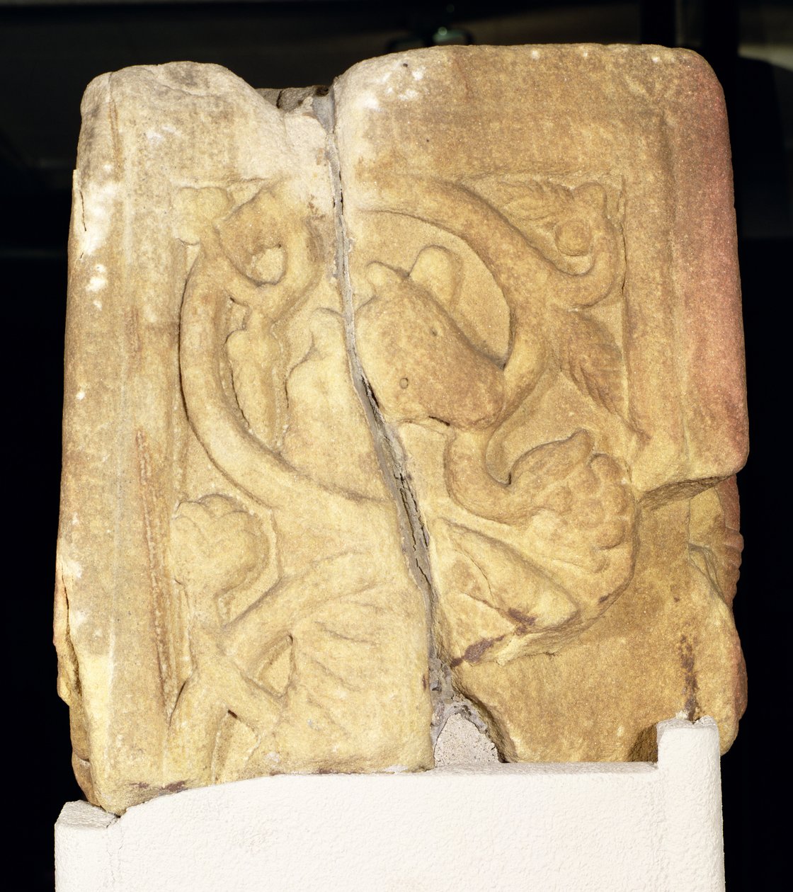 Rothbury kruis schacht fragment, versierd met een bewoonde scroll, 800-850 AD door Anglo Saxon