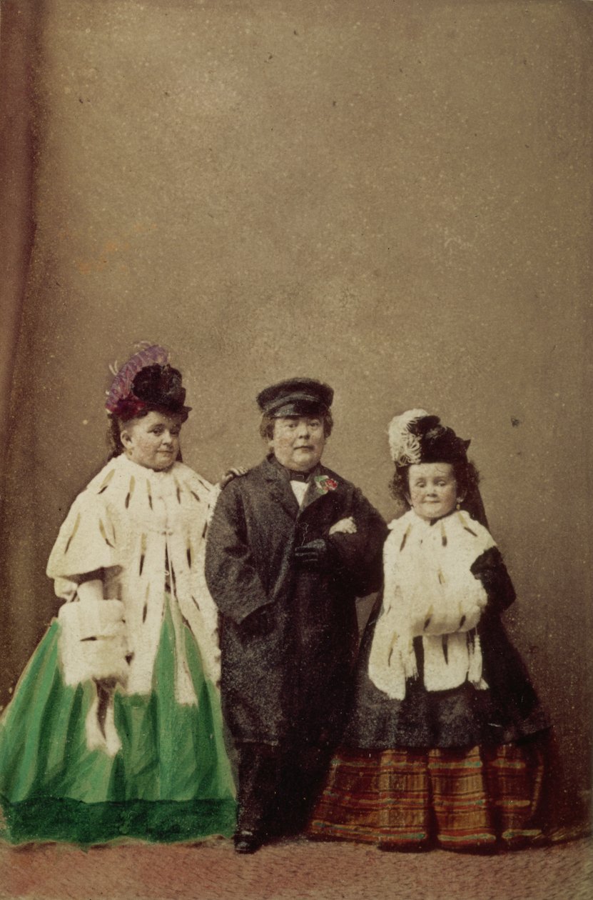 Charles Sherwood Stratton, bekend als Generaal Tom Thumb (1838-83), met zijn vrouw Lavinia (geboren Warren) (1841-1919) en zijn schoonzus, portretfoto door Unbekannt Unbekannt