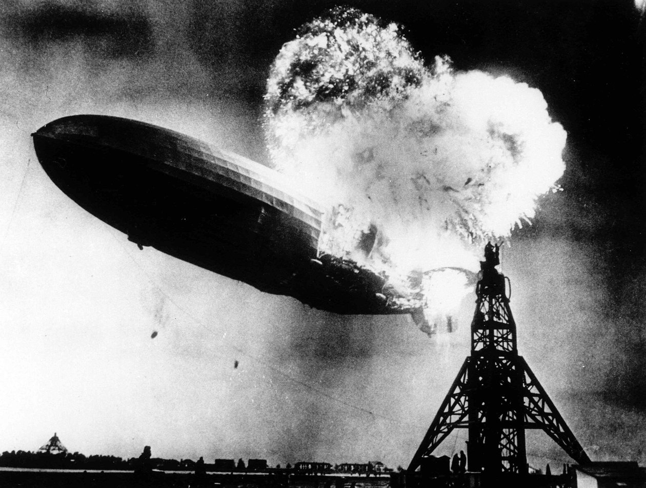 De ramp met de Hindenburg op 6 mei door Anonymous Anonymous