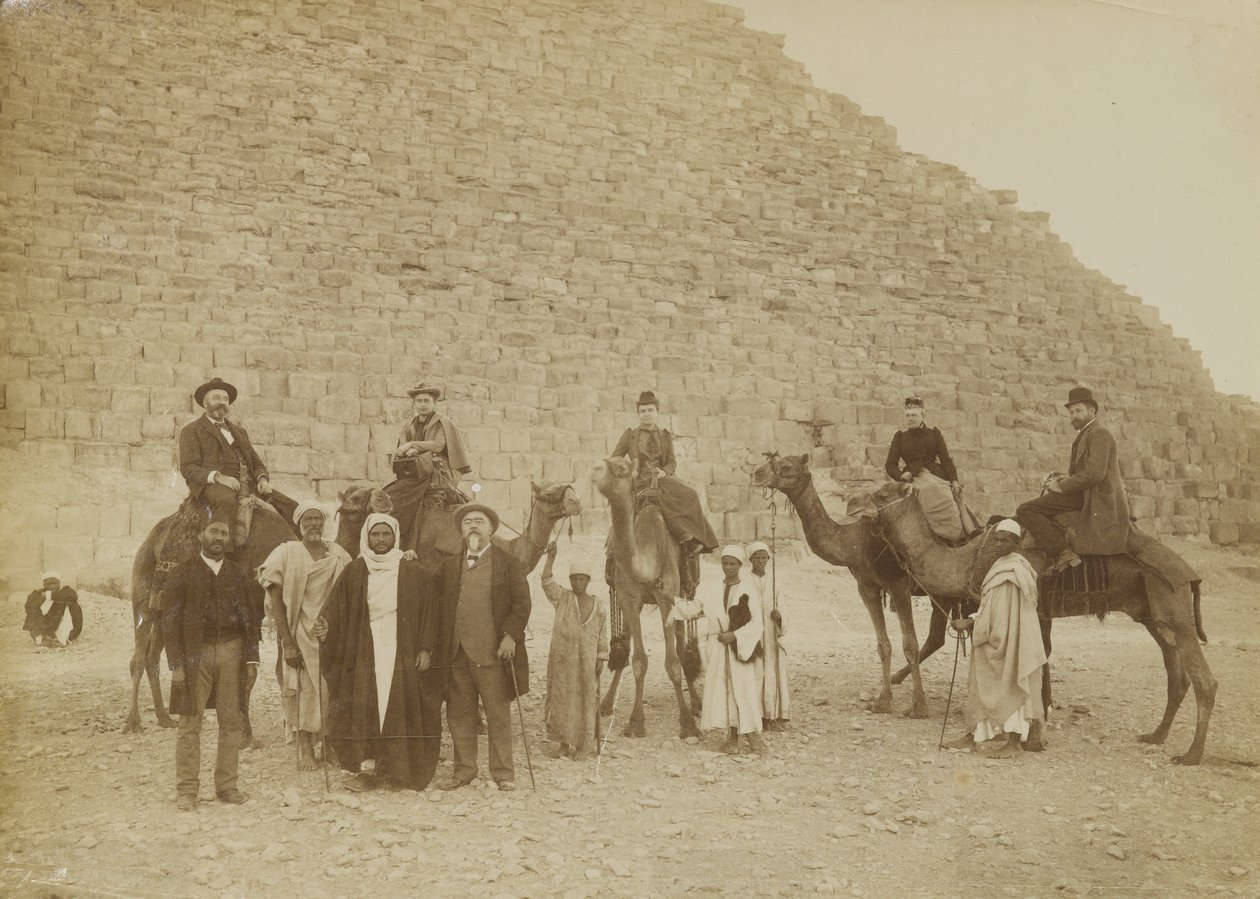 Familie toeristen in Gizeh, Egypte door Antonio Beato