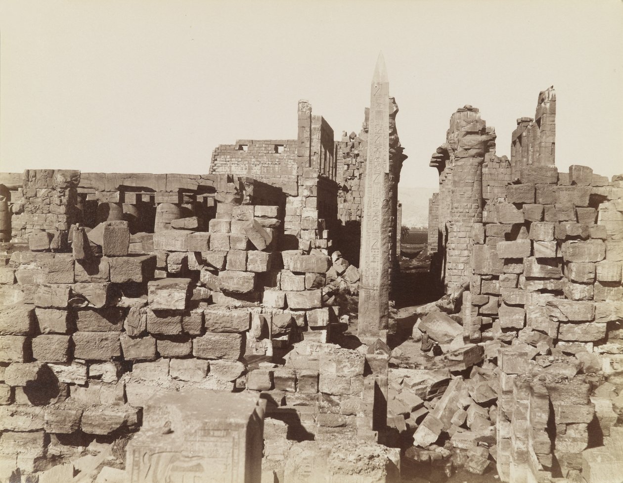 Karnak Tempel, Egypte door Antonio Beato