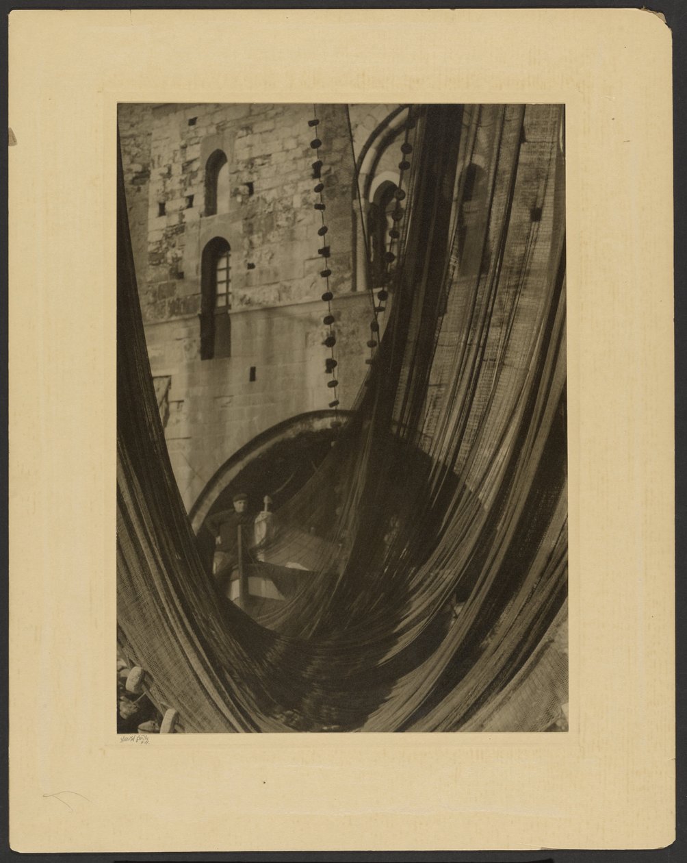 [Visnetten]. door Arnold Genthe