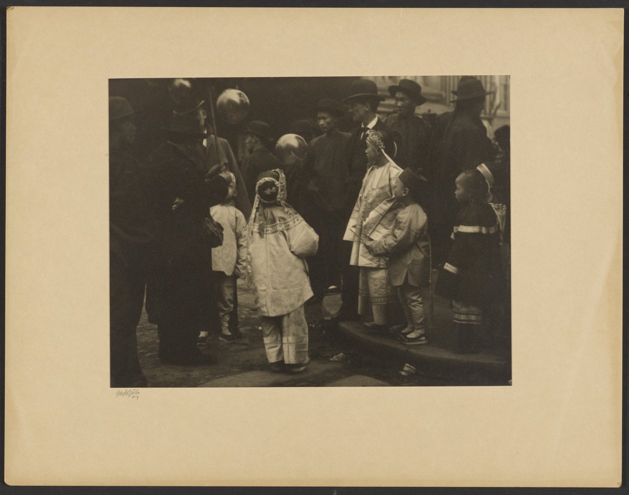 [Parade, Chinatown]. door Arnold Genthe