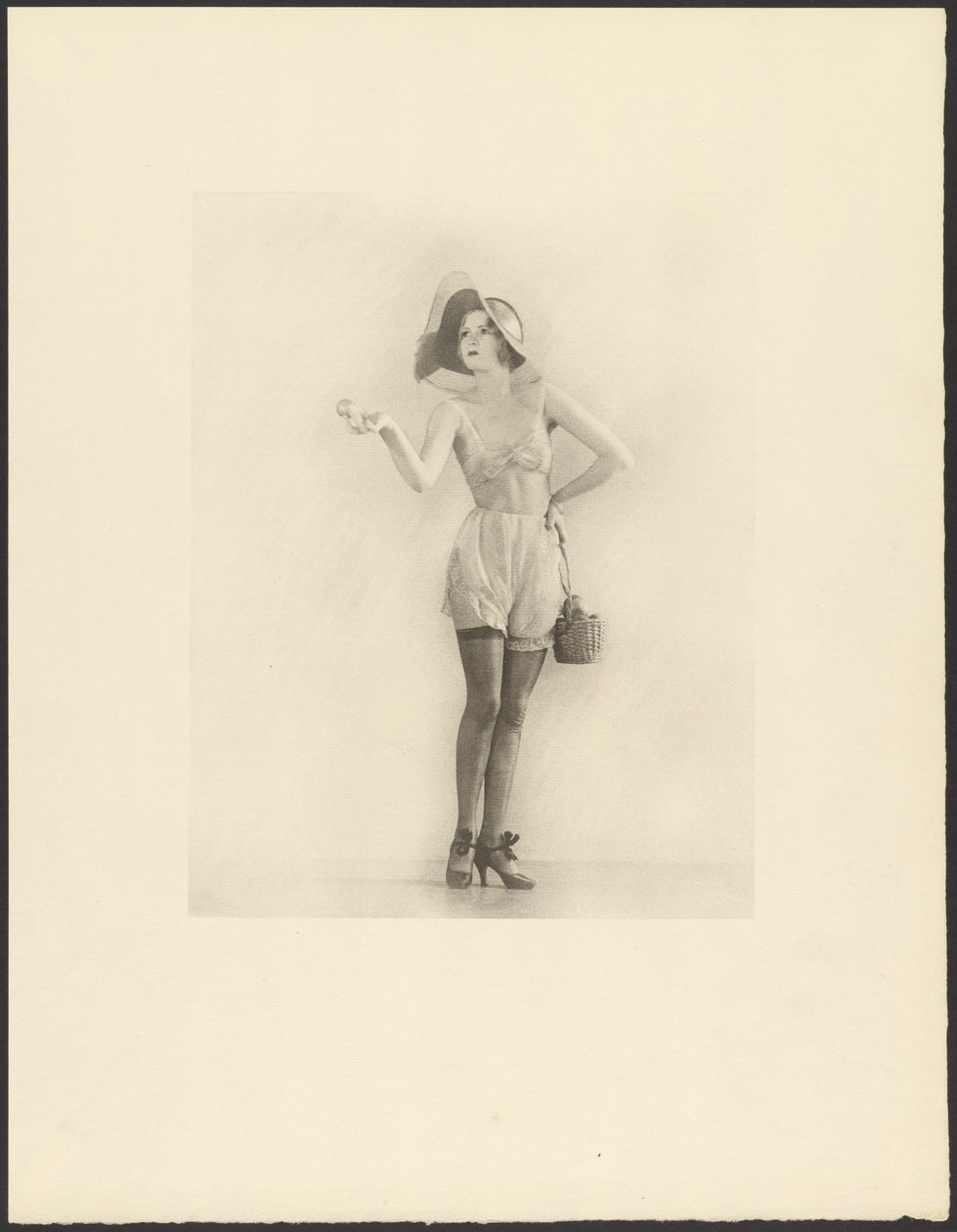 [Vrouw in lingerie]. door Arthur F. Kales