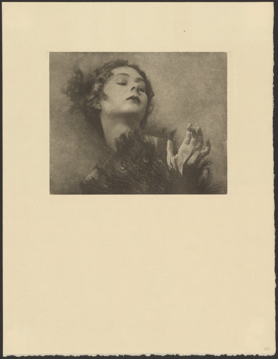 [Vrouw met pauwenveren waaier]. door Arthur F. Kales