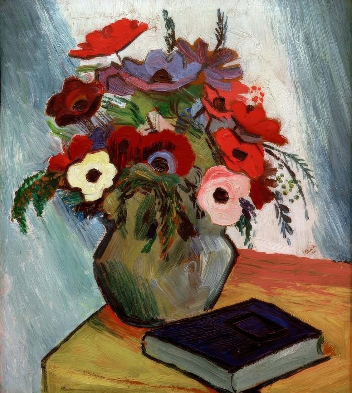 Stilleven met anemonen en blauw boek door August Macke