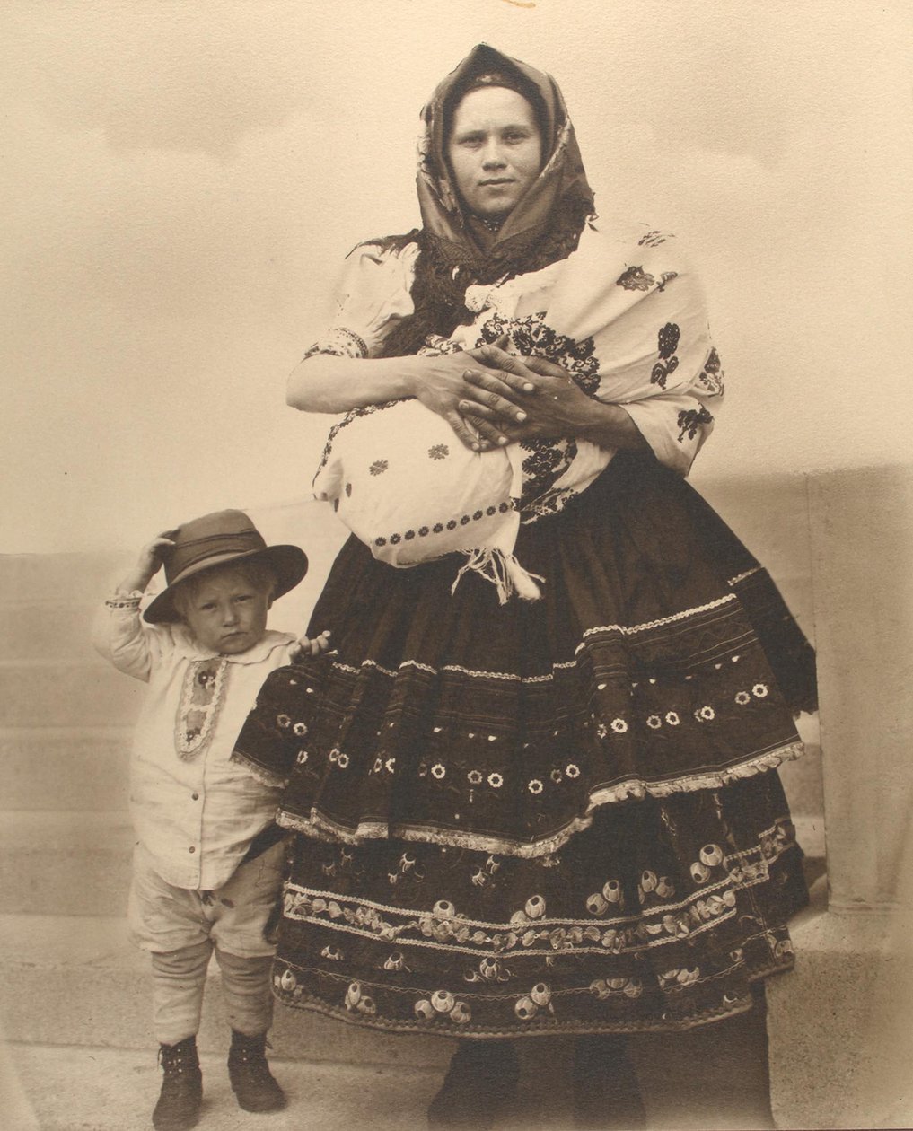 Slowaakse vrouw en kinderen, ca. 1910 door Augustus F. Sherman