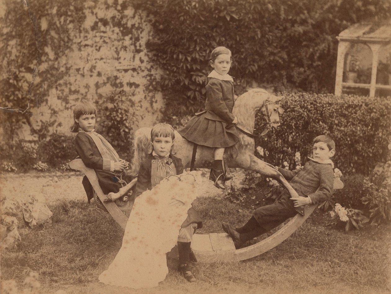 Kinderen op hobbelpaard, ca. 1890 door B. Thomas