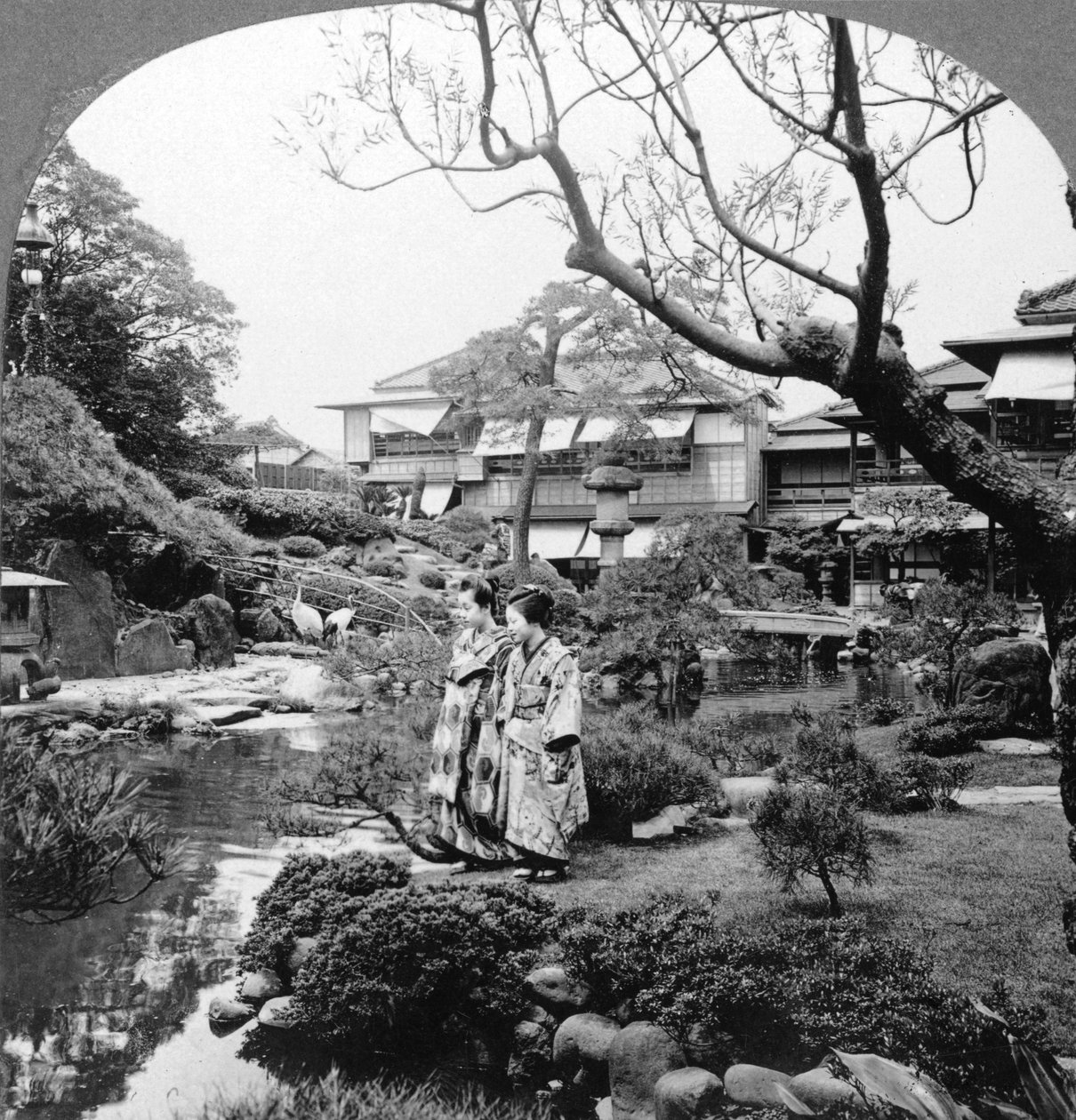 Japanse dienstmeisjes in een tuin, 1904 door B. L. Singley