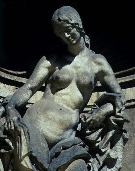 Detail van een beeld van een nimf door Balthasar Permoser