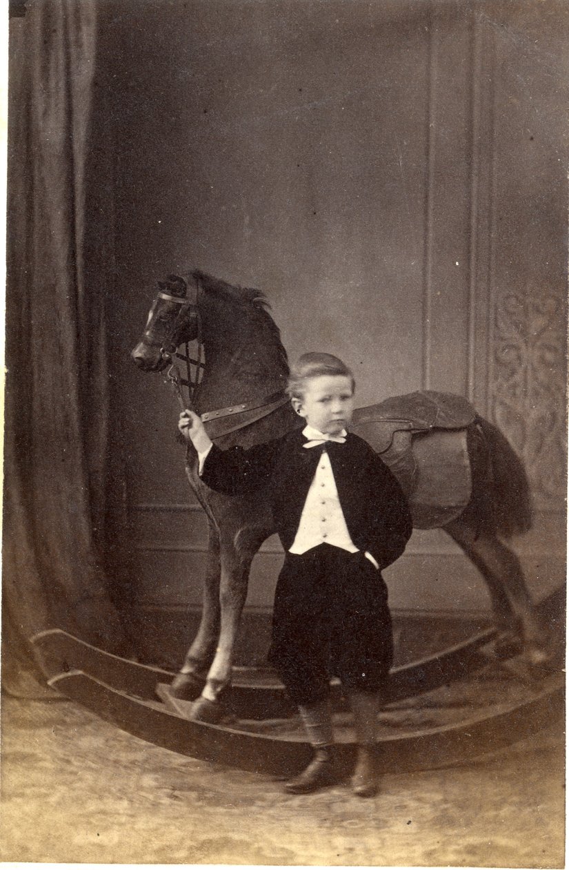 Jongen die de teugels van een hobbelpaard vasthoudt, 1860s door Barat