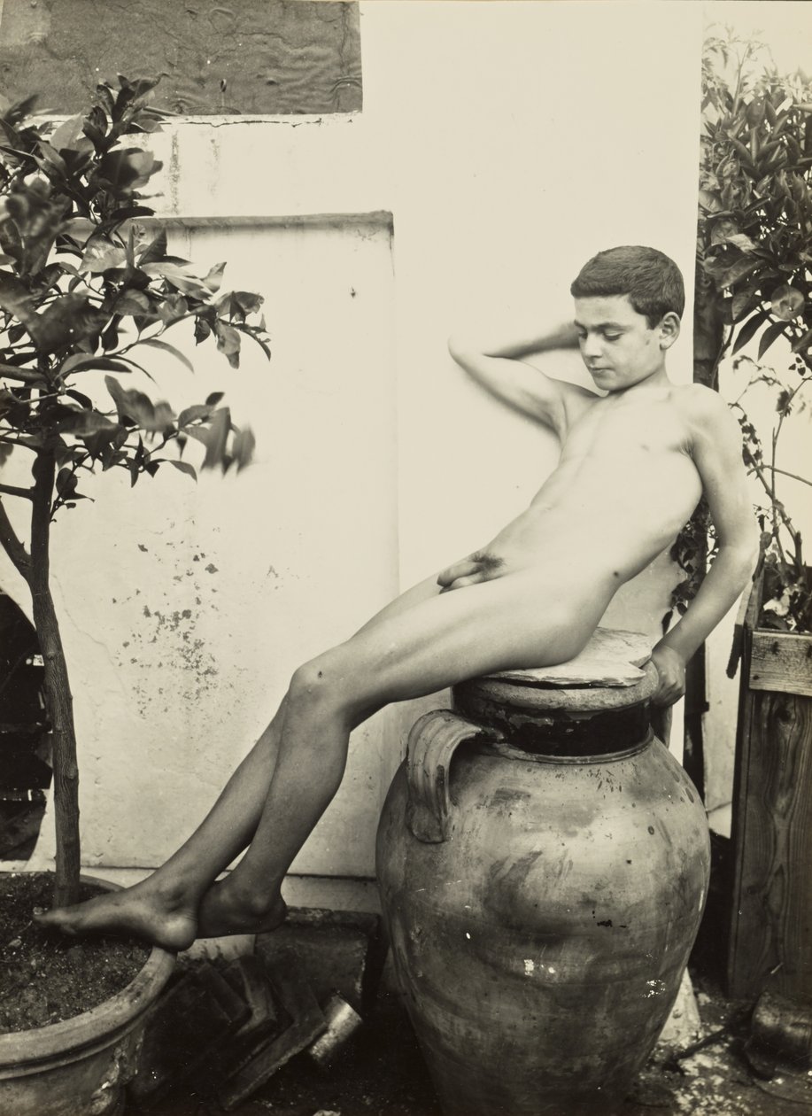 [Naakte jeugd in tuin]. door Baron Wilhelm von Gloeden