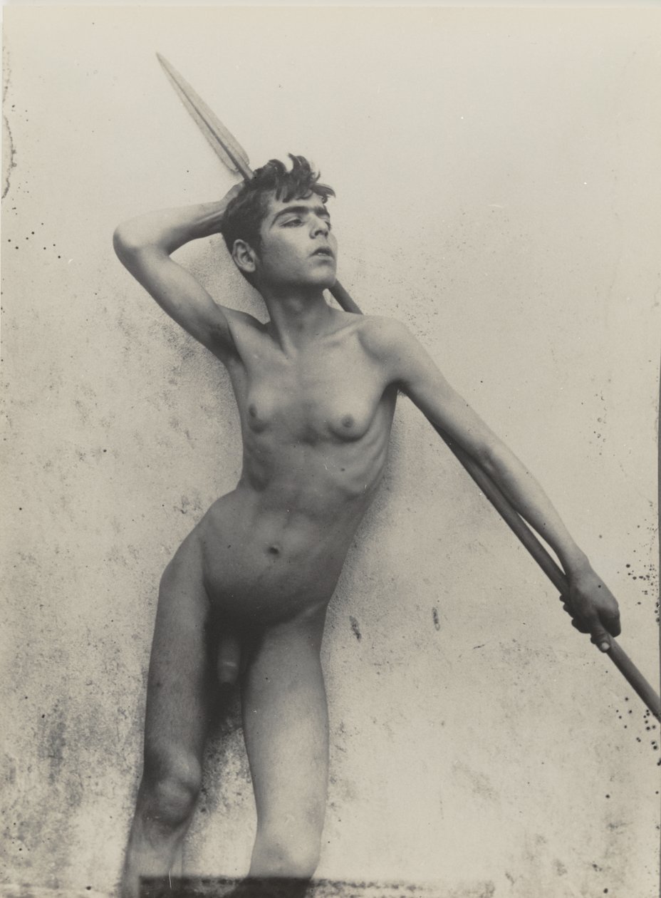 [Siciliaanse jeugd met speer]. door Baron Wilhelm von Gloeden