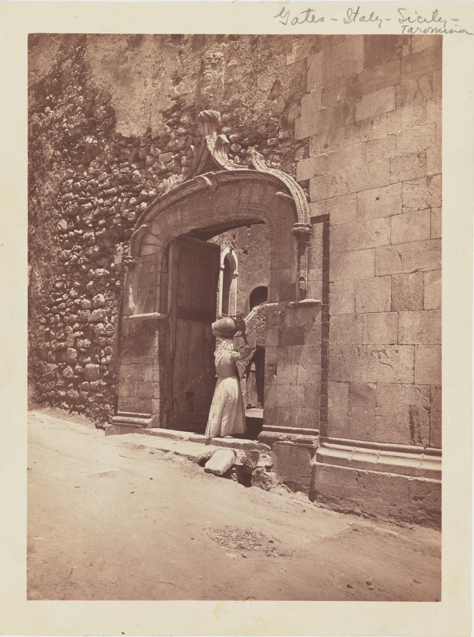 [Vrouw die poort binnengaat] door Baron Wilhelm von Gloeden