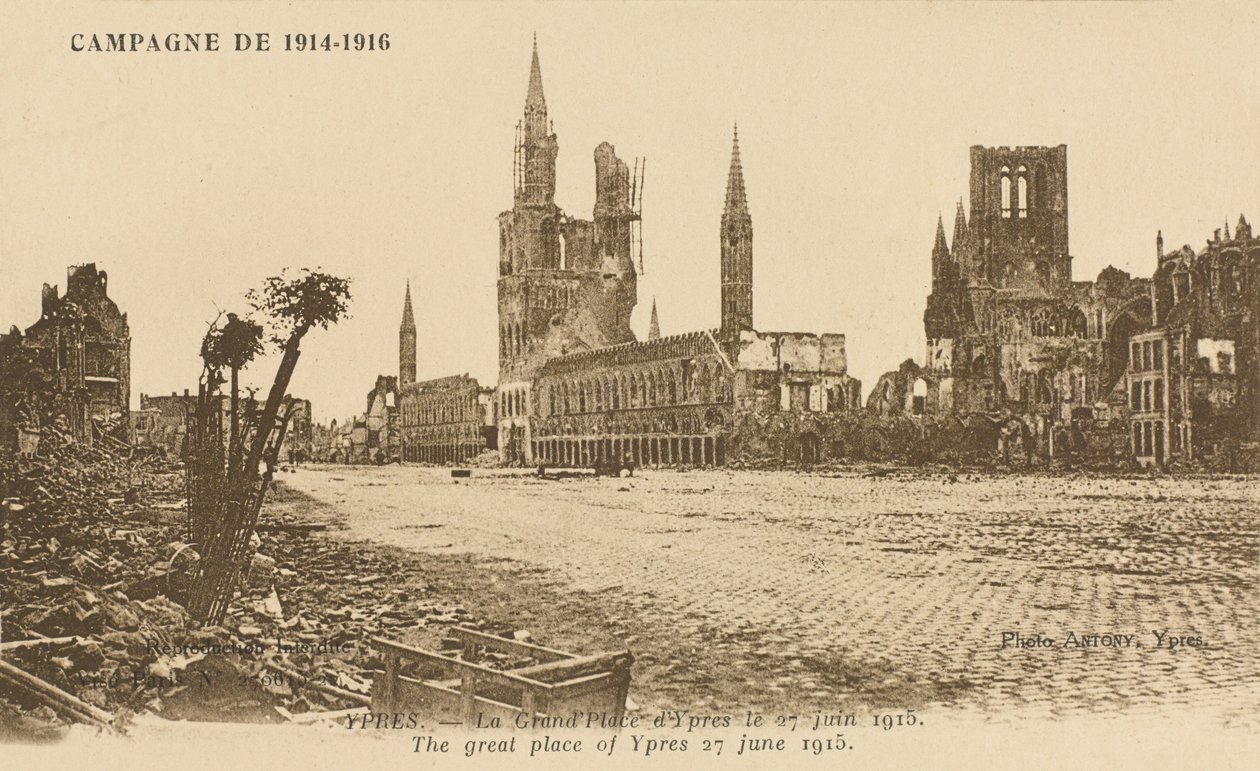 De Grote Markt, Ieper, 27 juni 1915 door Belgian Photographer
