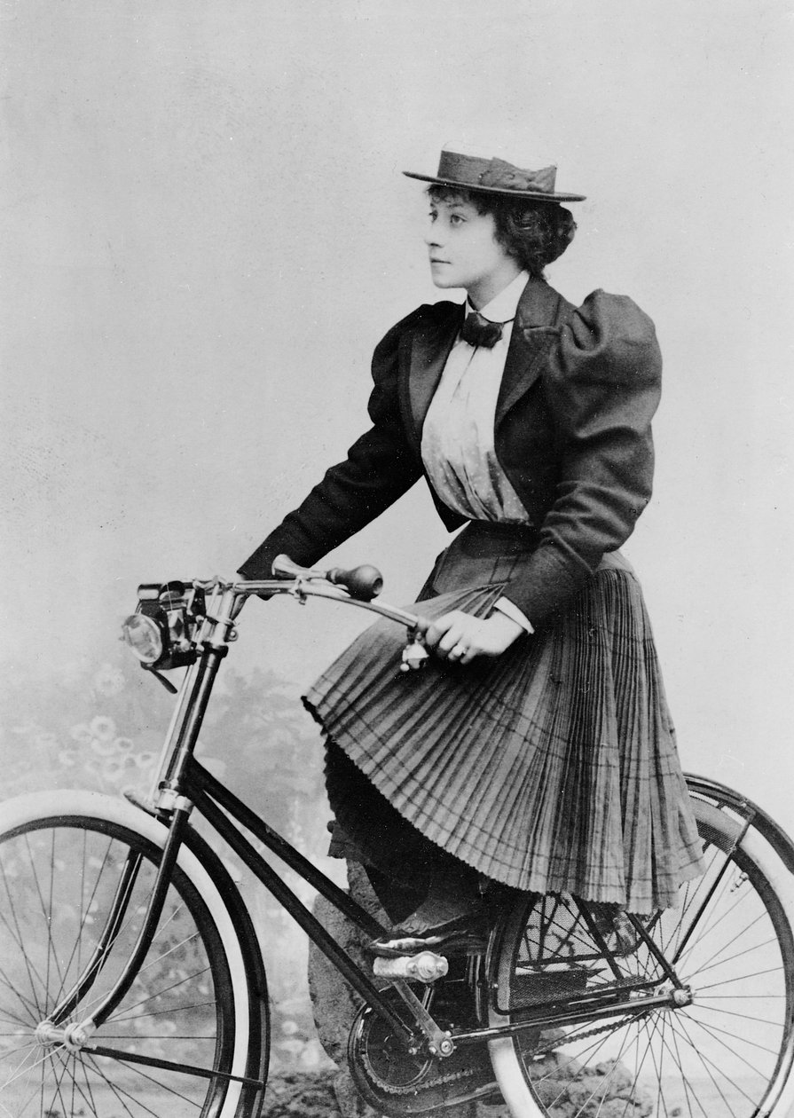 Julia Denis op een fiets door Benque Studio