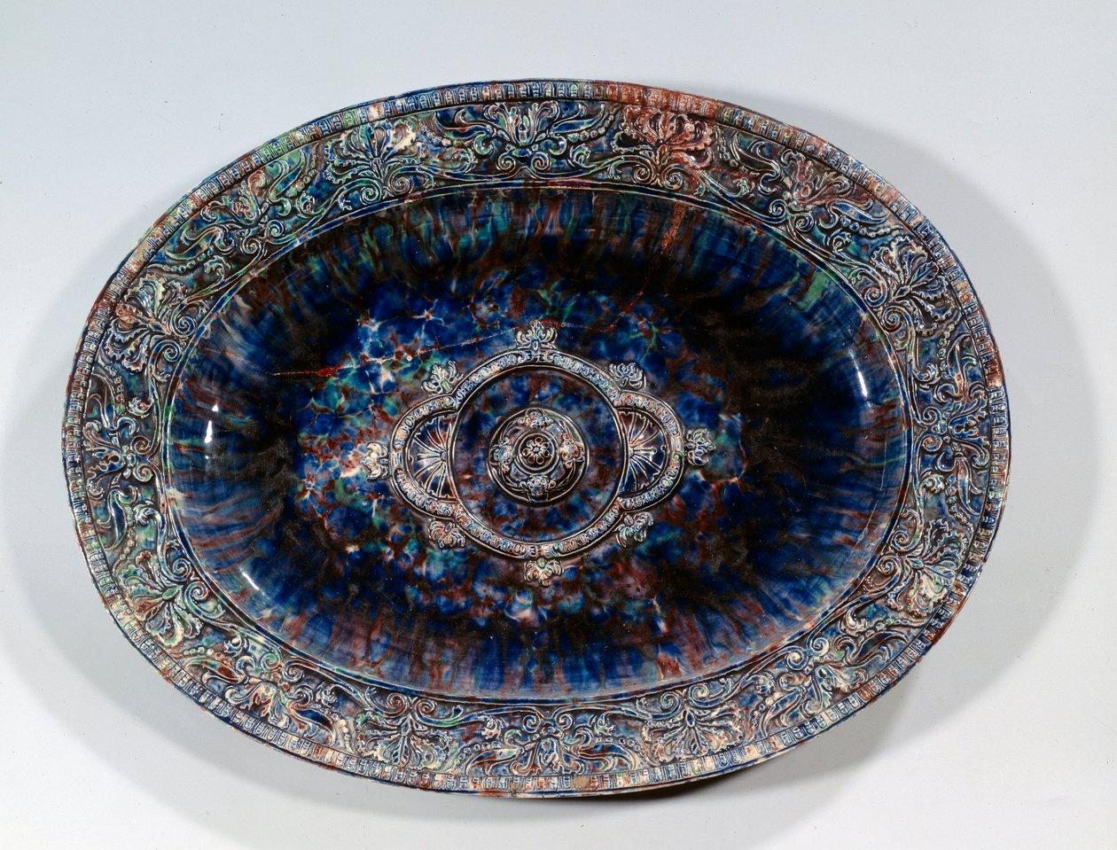Grote ovale schaal van faience door Bernard (school of) Palissy