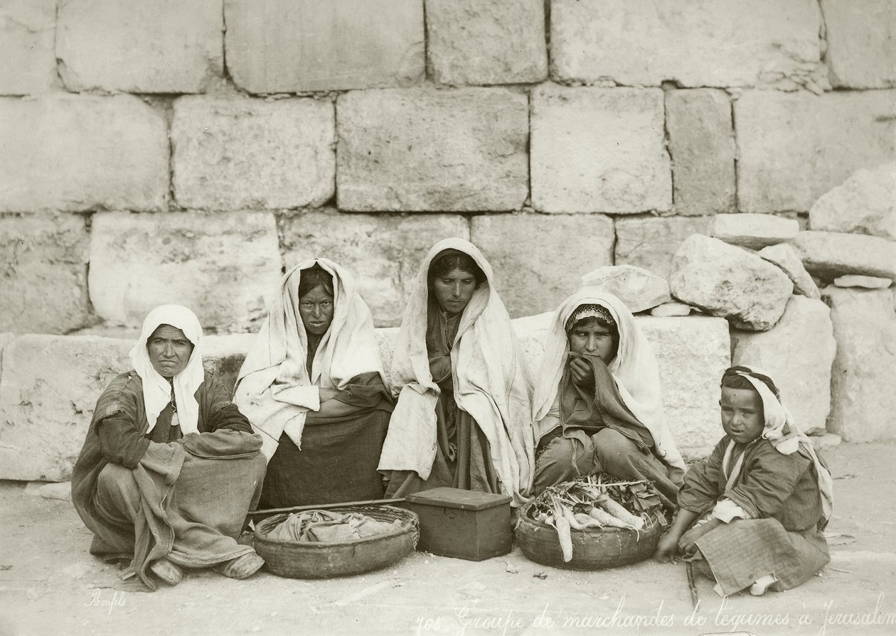 Een groep fellahin aan het einde van de markt, ca. 1867-98 door Bonfils Studio