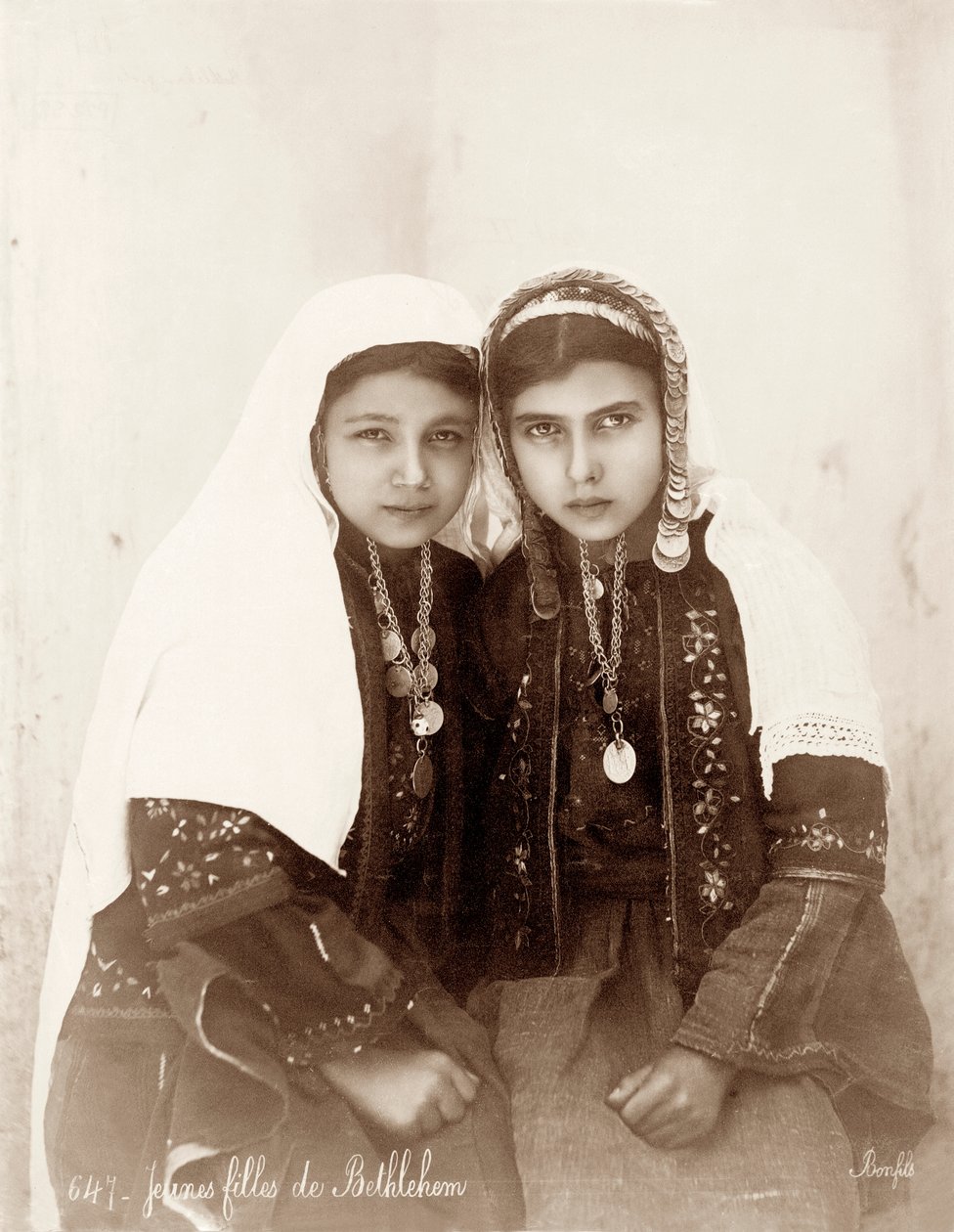 Twee meisjes uit Bethlehem, c.1867-98 door Bonfils Studio