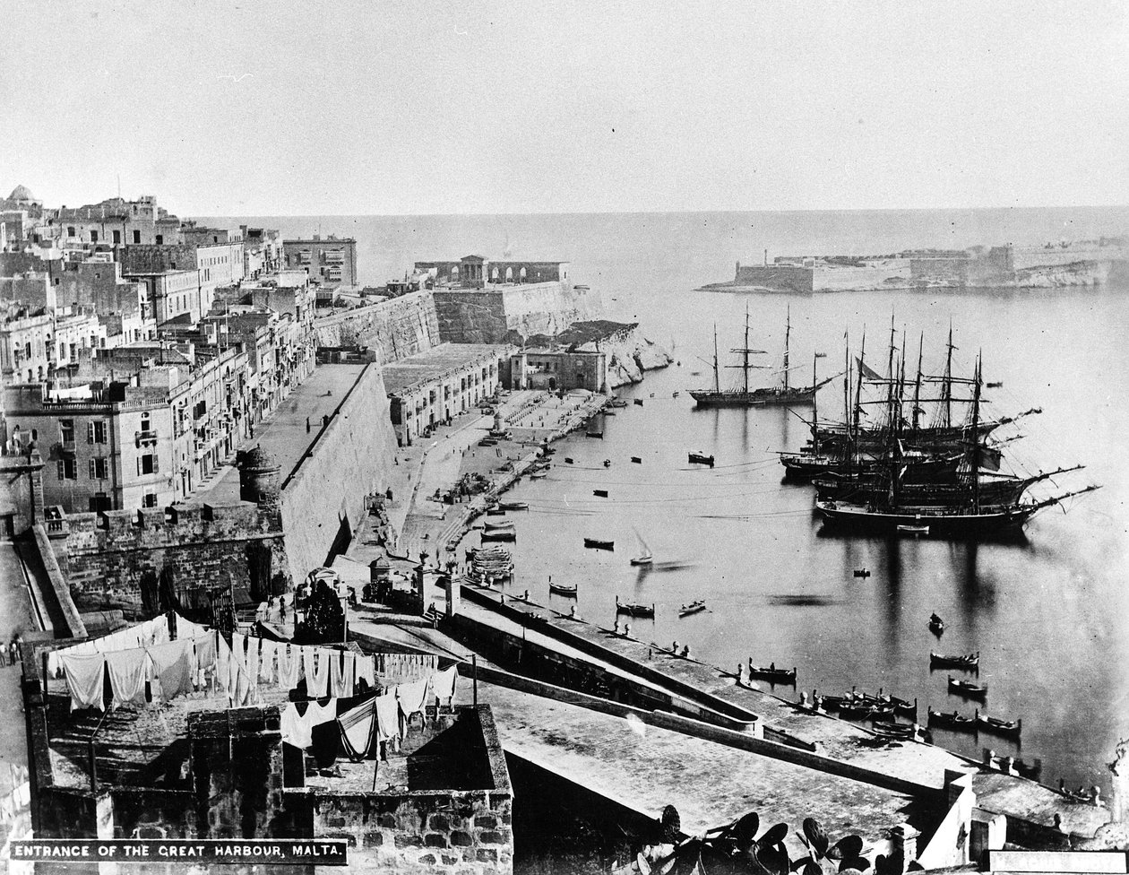 Ingang van de Grote Haven, Malta, ca. 1880 door British Photographer