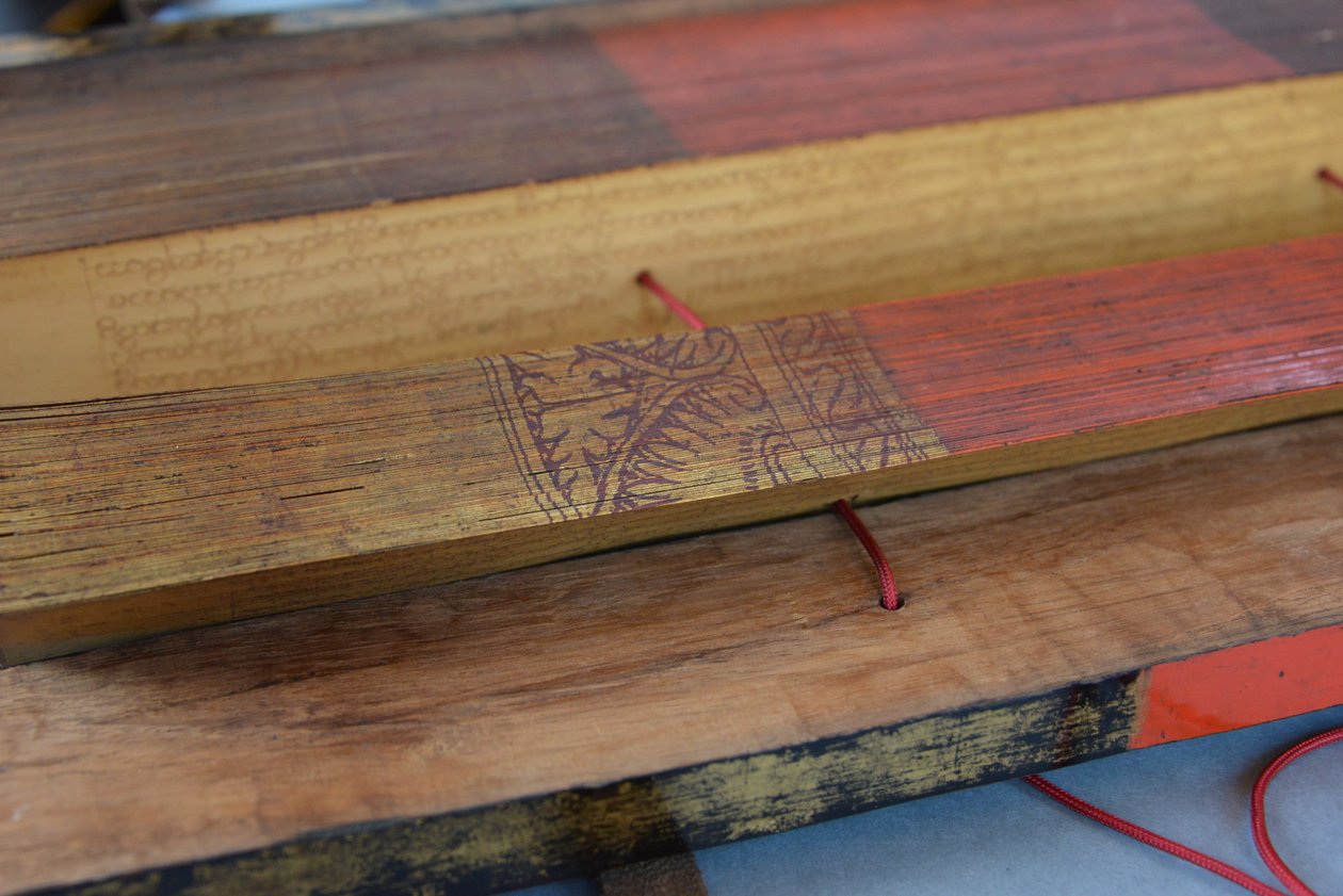 Birmaans palmbladmanuscript (hout en perkament) door Burmese School