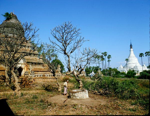Pagodes bij de Irrawaddy-rivier door Burmese School
