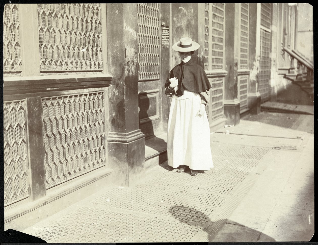 Een vrouw die over een trottoir loopt, New York, 1896-98 door Byron Company