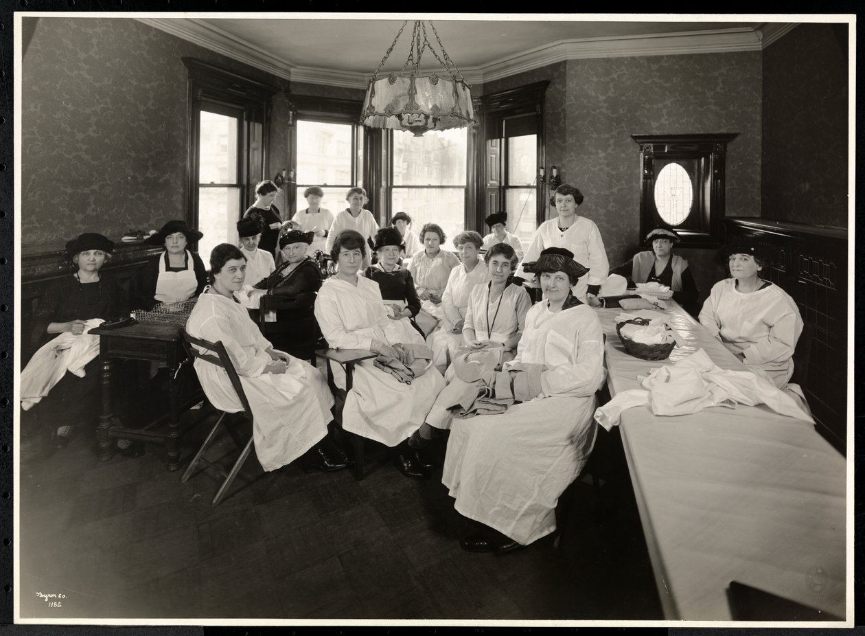 Een naaikring voor vrouwen op de noordoostelijke hoek van 88th Street en West End Avenue, New York, 1920 door Byron Company