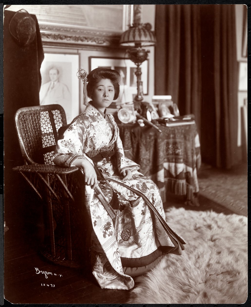Een Aziatisch vrouwelijk mode model in een kimono bij de Strauss Studio, New York, 1903 door Byron Company