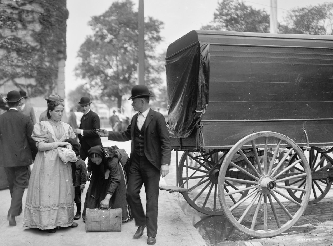Immigranten in Battery Park, New York, N.Y., ca. 1900 door Byron Company