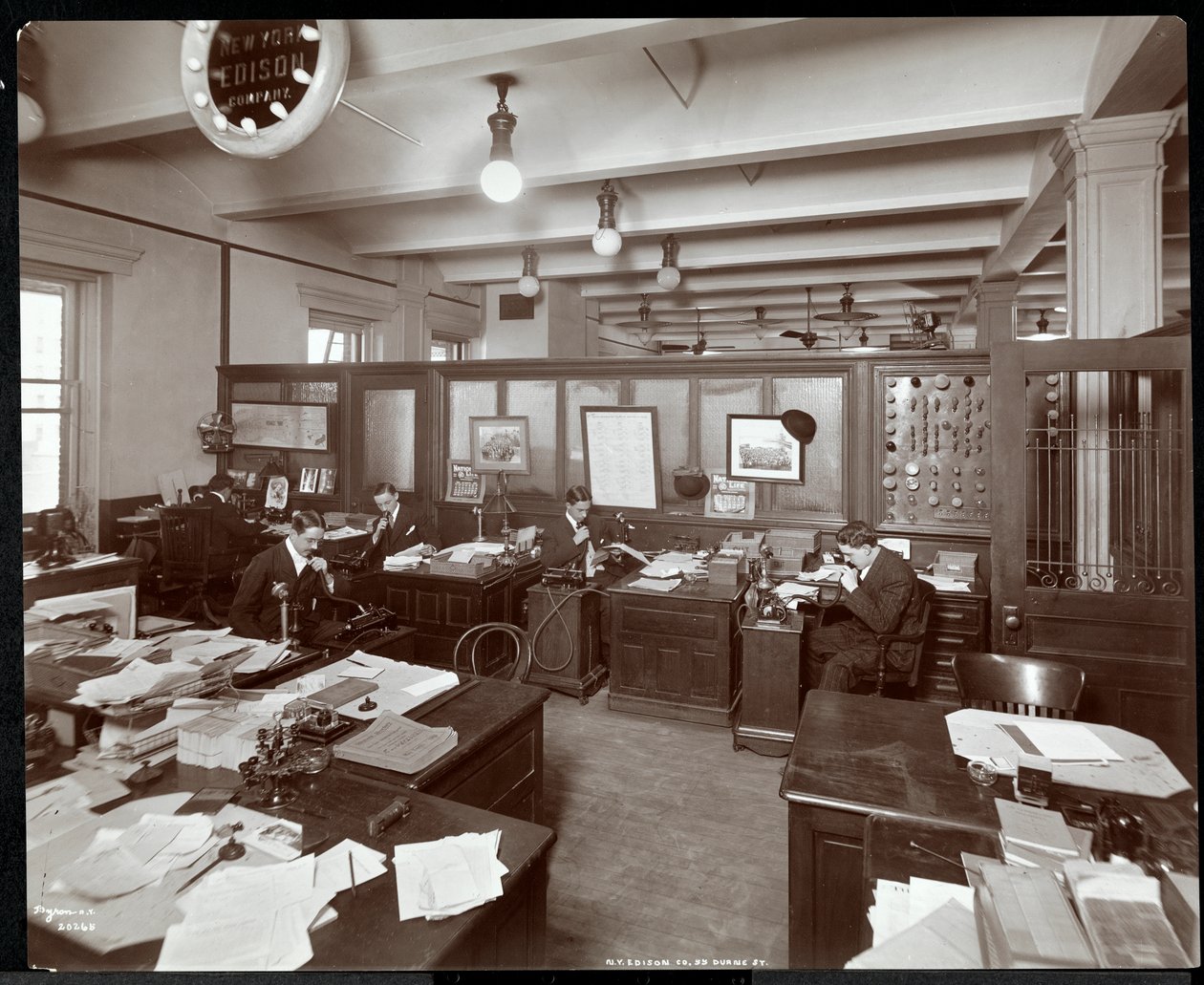 Interieurzicht van mannen die dicteermachines gebruiken bij de New York Edison Co. op 55 Duane Street, New York, 1905 door Byron Company