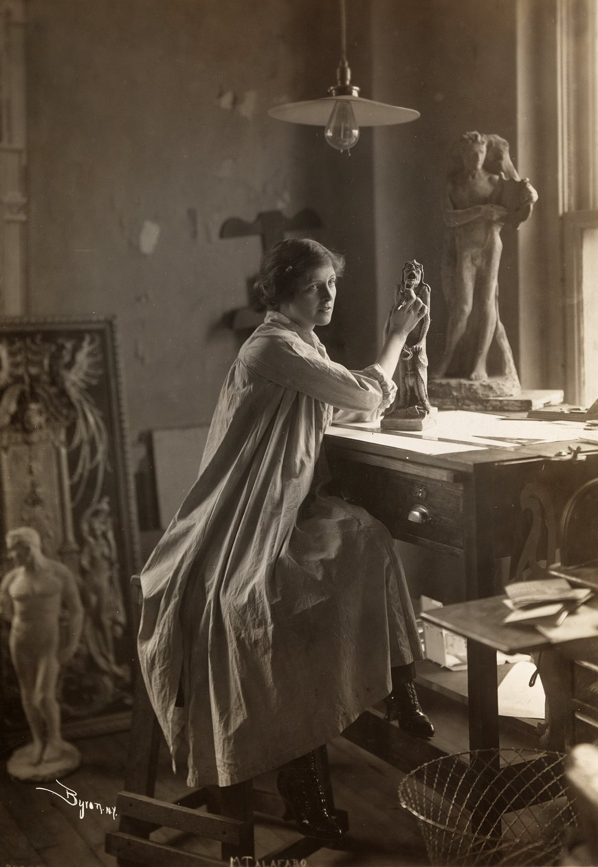 Mabel Taliaferro aan het werk aan een sculptuur in haar studio, New York, c.1916 (zilveren gelatin afdruk) door Byron Company