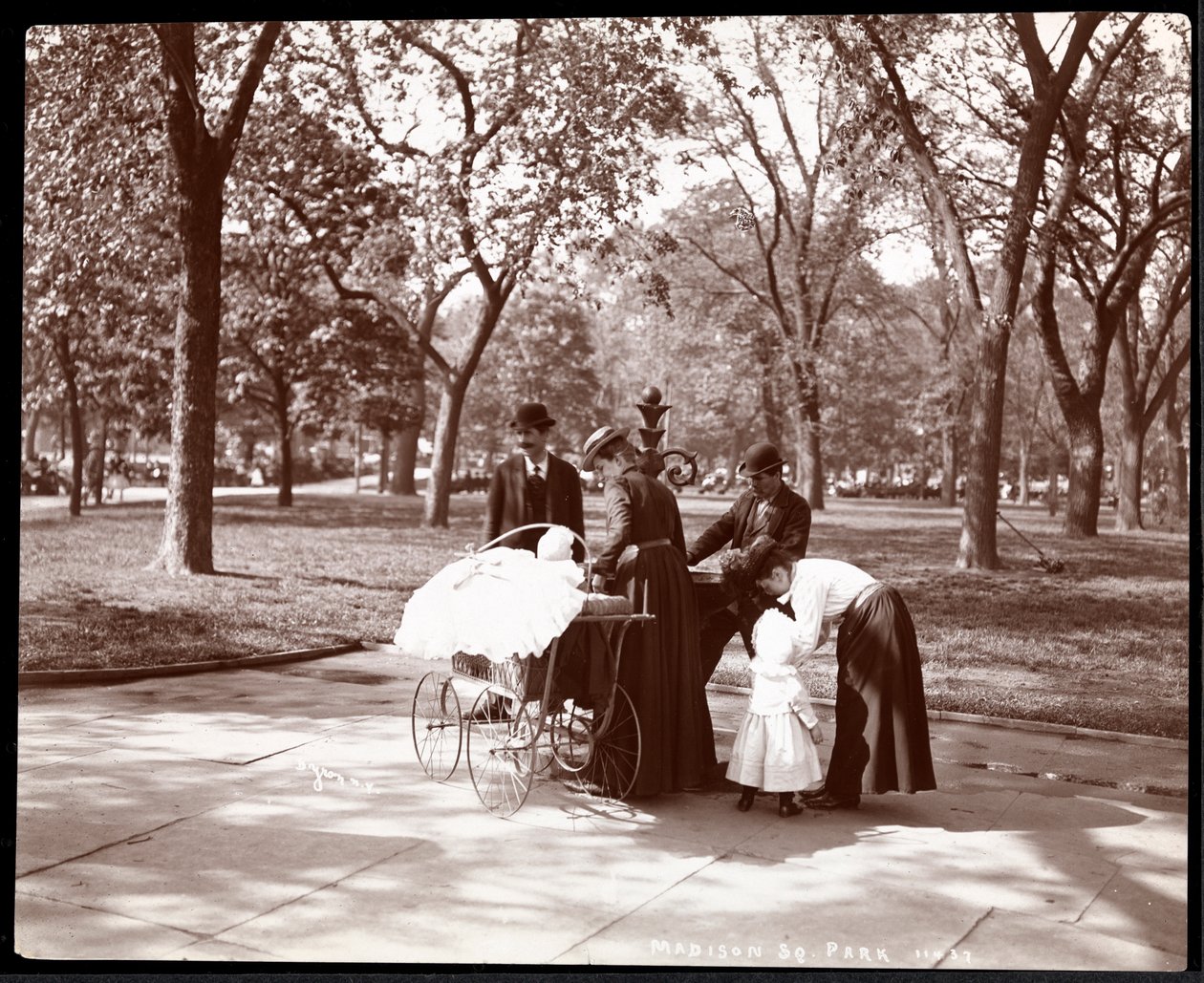 Mannen en vrouwen met kinderen bij een drinkfontein in Madison Square Park, New York, 1898 (zilveren gelatin afdruk) door Byron Company