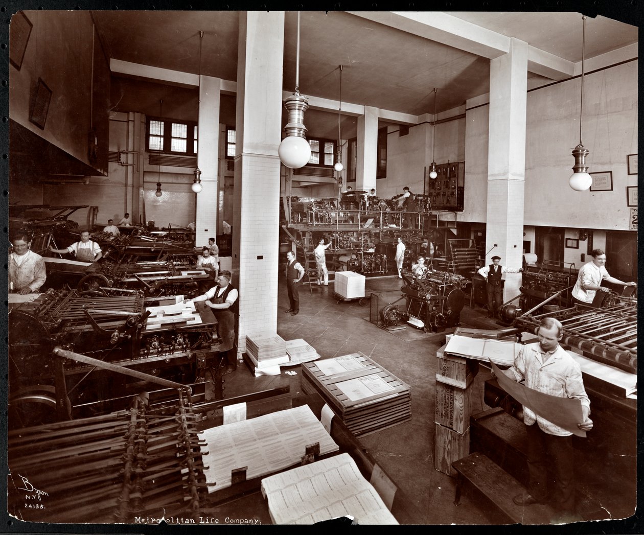 Mannen aan het werk in de drukkerij van Metropolitan Life Insurance Co. aan 23rd Street en Madison Avenue, New York, 1907 door Byron Company