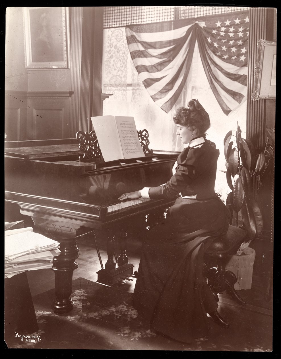 Mevrouw Florence Clinton Sutro speelt piano in haar huis op 320 West 102nd Street, New York, 1899 door Byron Company