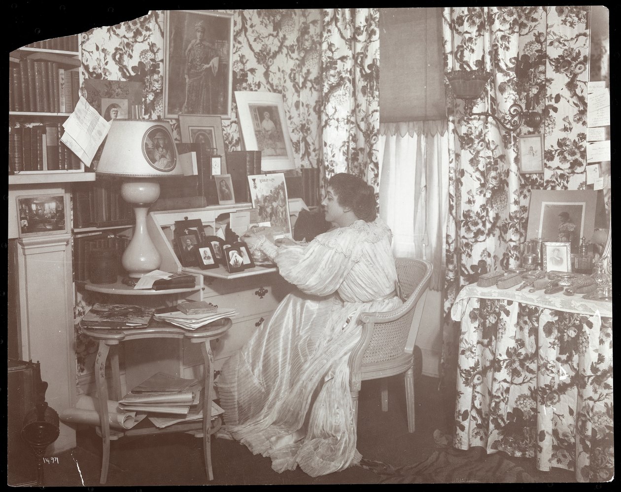 Portret van Elsie de Wolfe in haar residentie, 122 East 17th Street, New York, 1895 of 1896 door Byron Company