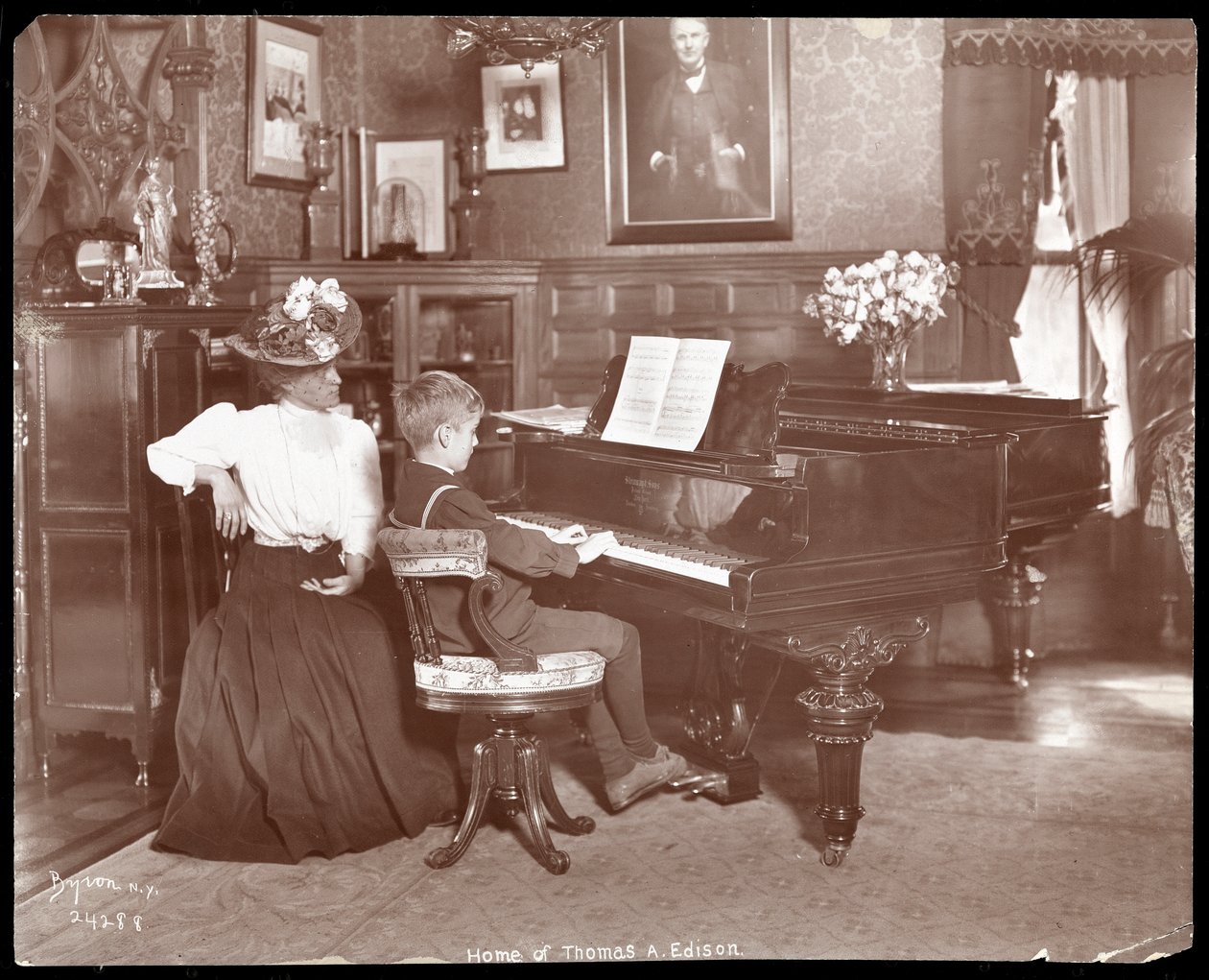 Theodore Edison en zijn muziekleraar aan de piano, 1907 door Byron Company