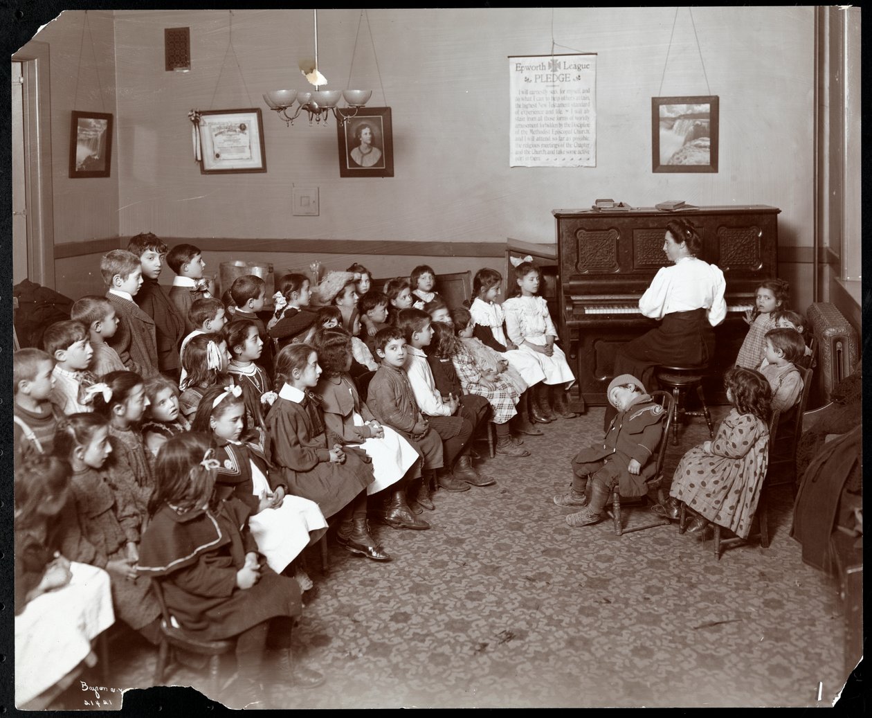 Vrouwen en kinderen in een kamer met bloemen bij de National Fruit en Flower Guild, 247 Spring Street, New York, 1906 door Byron Company