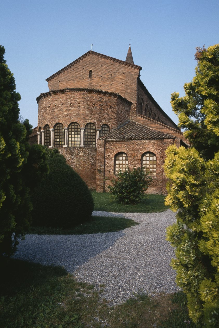 Buitenaanzicht van de apsis door Byzantine School