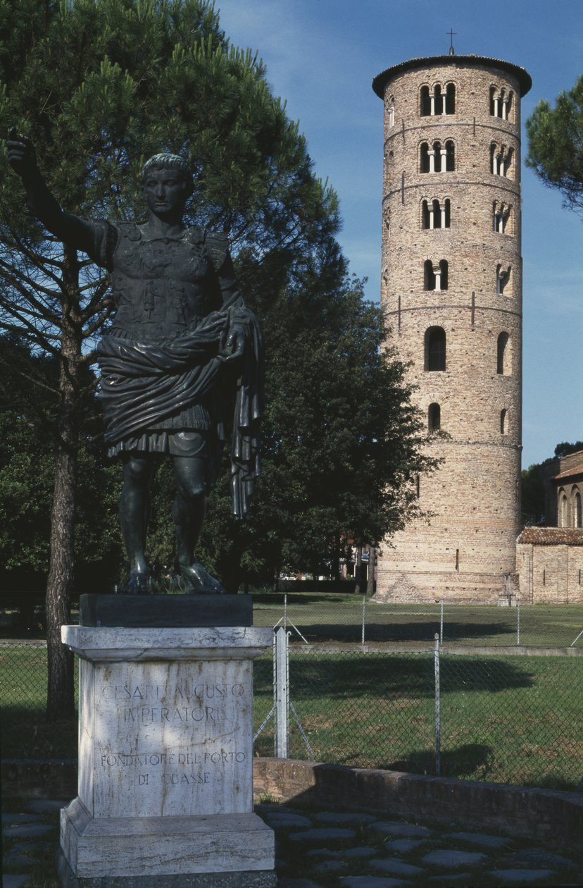 Zicht op de klokkentoren door Byzantine School