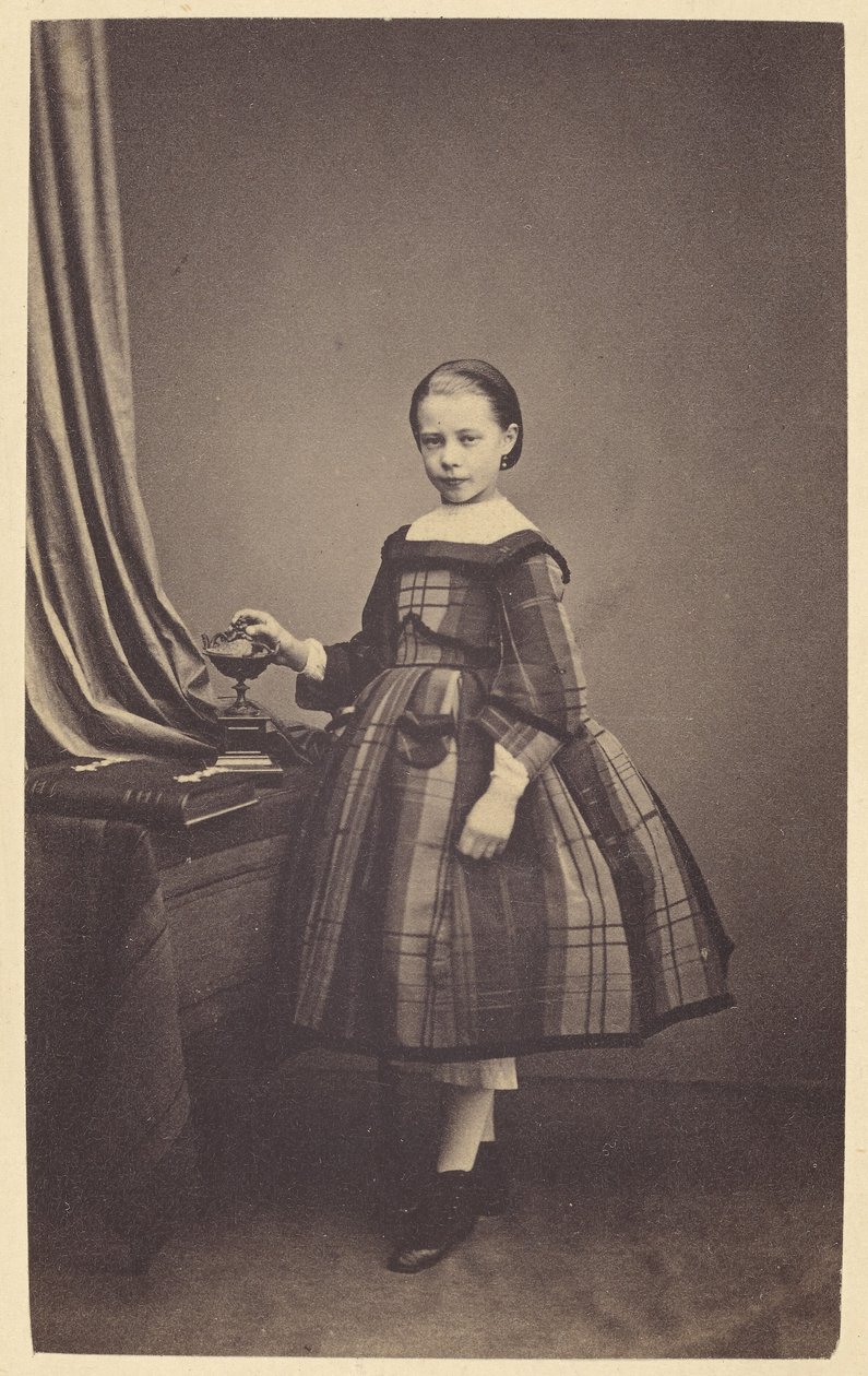 [Portret van jong meisje]. door C. Robert