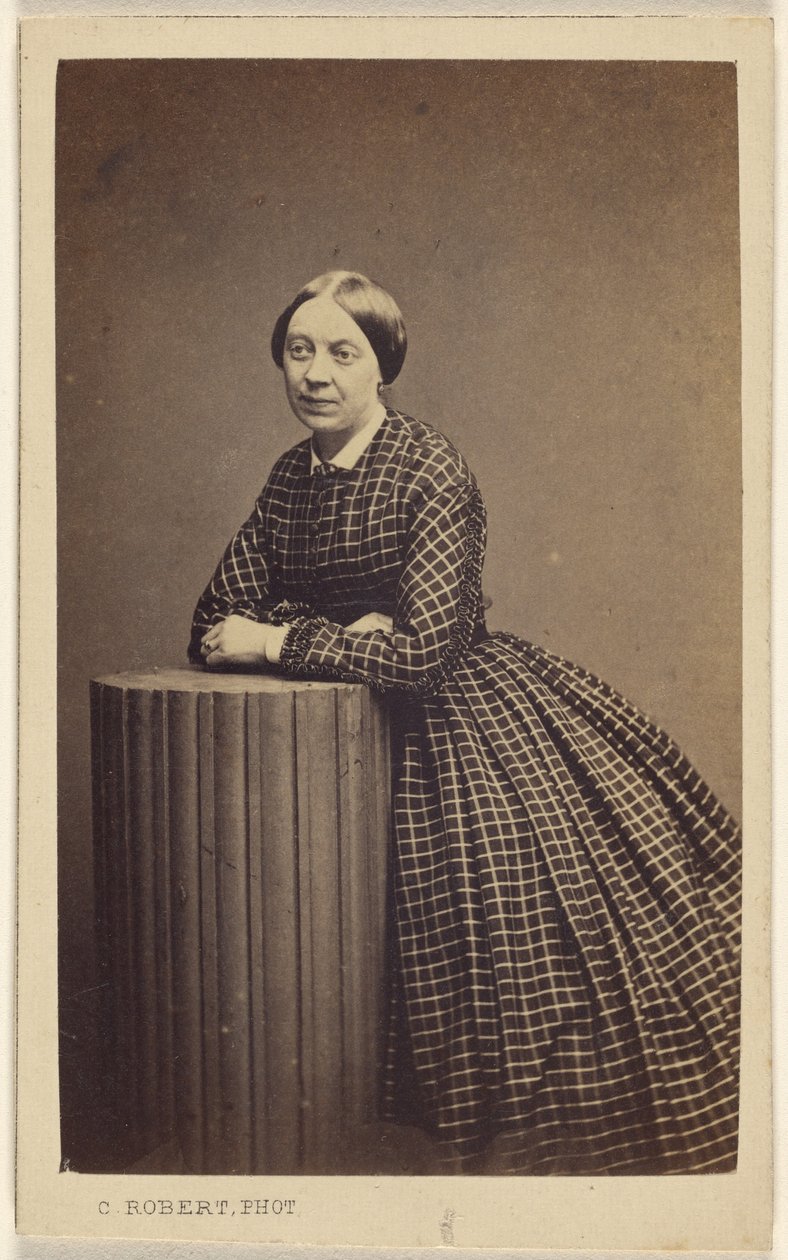 [Ongeïdentificeerde vrouw leunend op een nepzuil]. door C. Robert