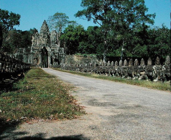 Zicht op de zuidpoort door Cambodian