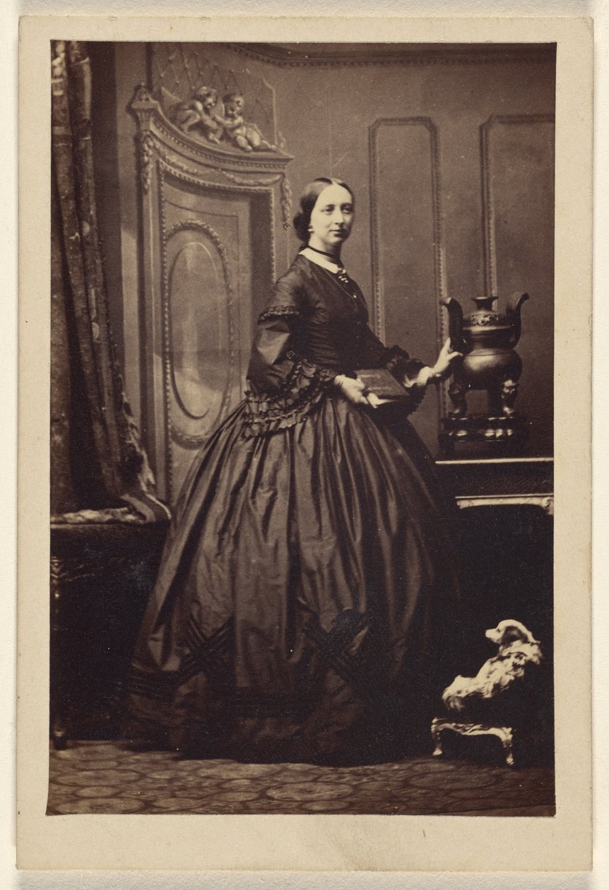 [Ongeïdentificeerde vrouw die een boek vasthoudt, staand]. door Camille Silvy