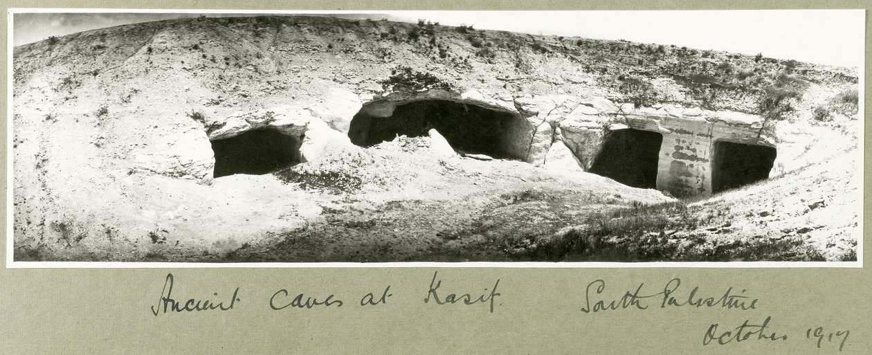 Oude grotten bij Kasif, Zuid-Palestina, oktober 1917 door Capt. Arthur Rhodes