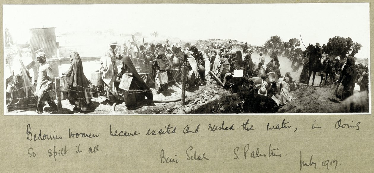 Bedoeïenen vrouwen haasten zich voor hun waterrantsoen, Beni Saleh, juli 1917 door Capt. Arthur Rhodes